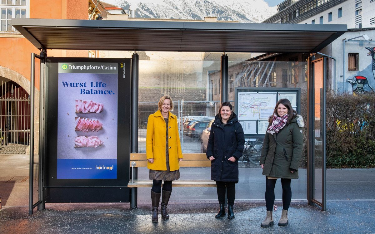 Von links: Brigitte Huber, Regionalleiterin Tirol Epamedia; Stefanie Graber, Project Management Factor Innsbruck; Valentina Gattringer, Marketing Hörtnagl. (Foto: EPAMEDIA/Franz Oss)