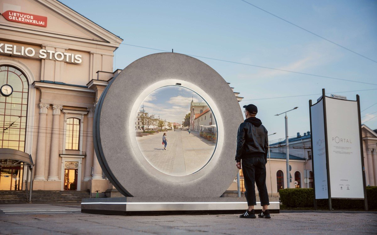 Das Projekt Portal verbindet Städte mit Videoportalen in Sci-Fi-Optik und soll so Menschen und Kulturen einen. (Foto: Benediktas Gylys Foundation)