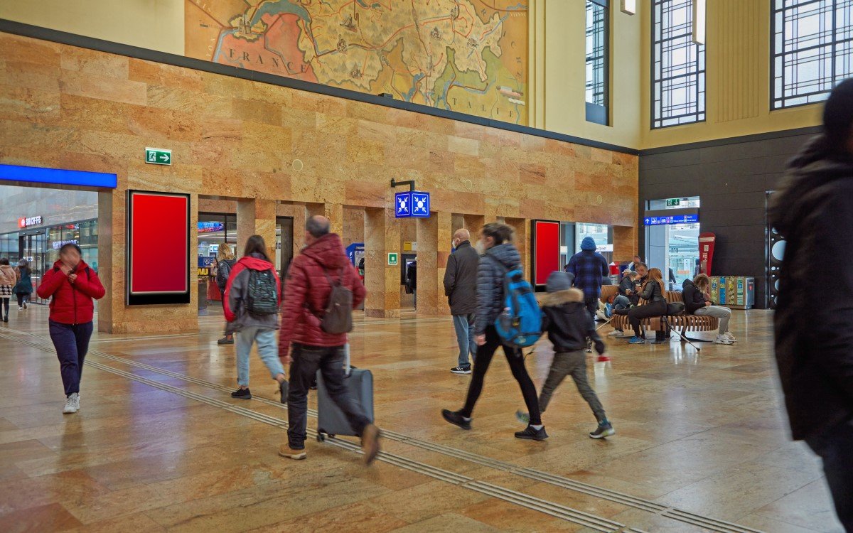 Eine der neuen Branding-Zones mit e-Panel im Bahnhof Genf Cornavin (Foto: APG|SGA)