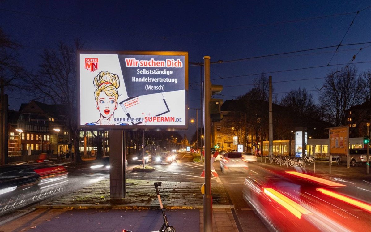 Ströer installiert den tausendsten Digital-Screen auf der Straße und baut damit sein Public-Video-Netzwerk aus - hier ein Beispiel aus Köln. (Foto: Ströer)