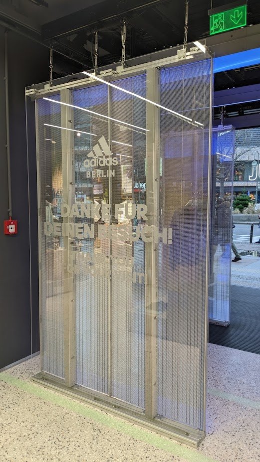 Adidas Flagship Berlin Eingang mit Transparent LED (Foto: invidis)