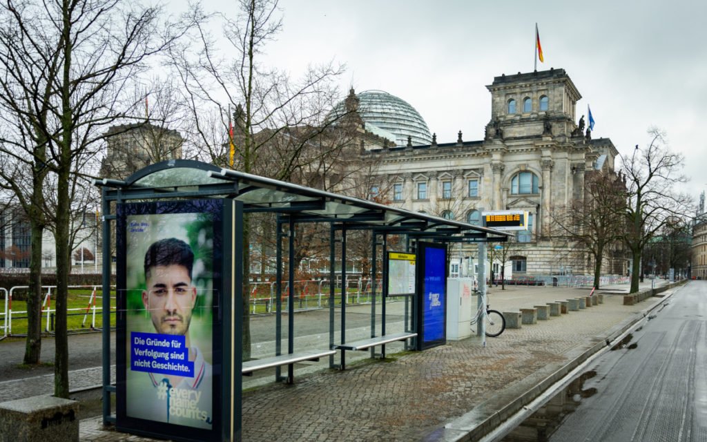Einer der digitalen Screens, auf dem die Kampagne läuft, steht direkt am Berliner Bundestag. (Foto: Laessig)
