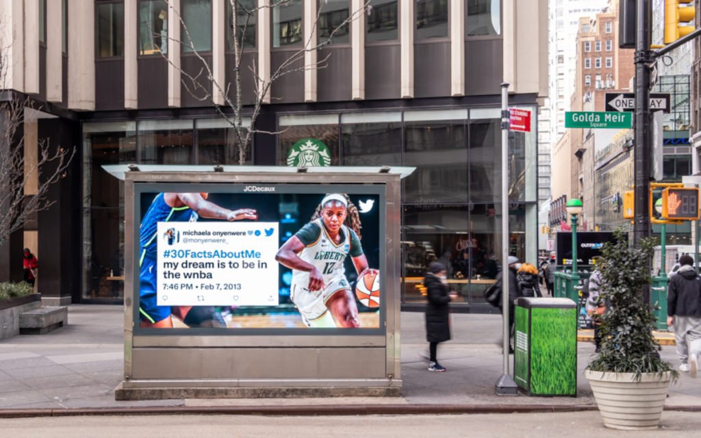 Die Basketballspielerin Michaela Onyenwere in der aktuellen Twitter-DooH-Kampagne (Foto: JCDecaux)