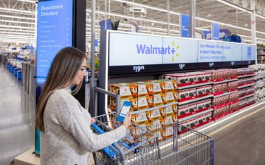 Das neue Walmart-Konzept umfasst Digital Signage-Screens und eine Verbindung zum Online-Shopping. (Foto: Walmart)