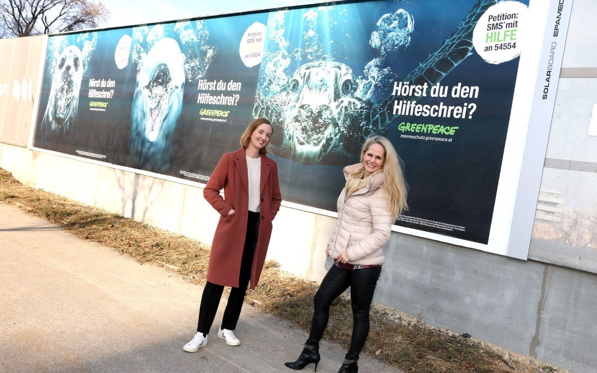 Natalie Zoebl-Pawloff, Leitung Marketing Greenpeace (links) und Claudia Mohr-Stradner, Head of Regional Sales Epamedia, vor den Greenpeace-Plakaten (Foto: EPAMEDIA)