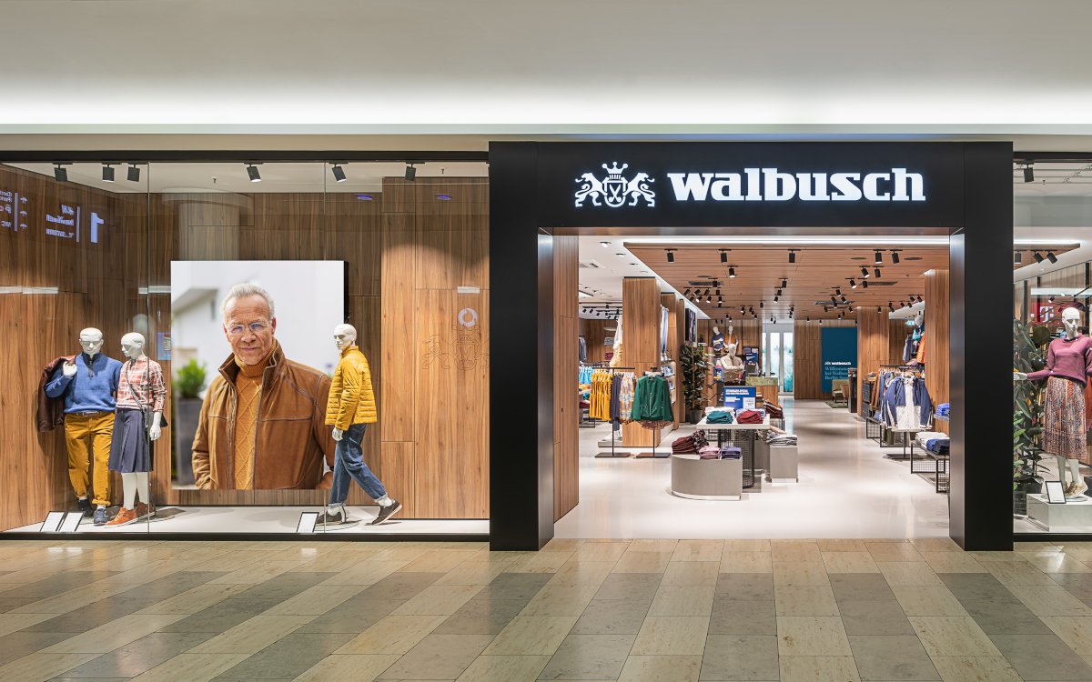 Im Walbusch-Store in den Berliner Spandau-Arkaden sind nun zwei Displays von Sharp/NEC montiert. (Foto: Sharp/NEC)