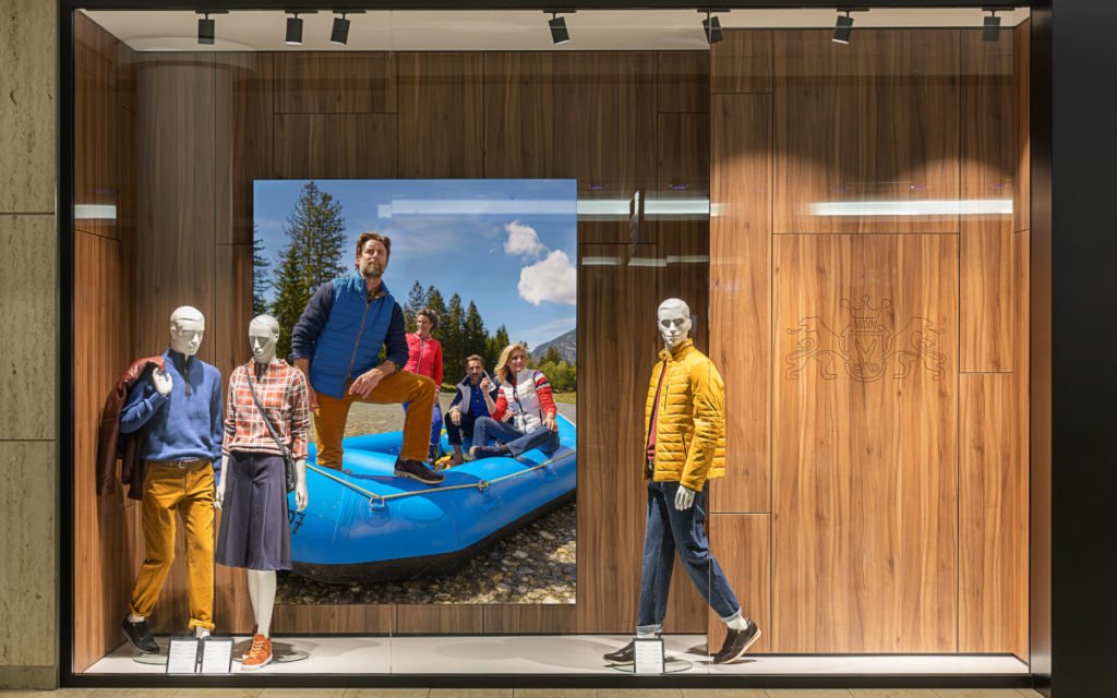 Eine LED-Wand empfängt die Besucher im Schaufenster. (Foto: Sharp/NEC)