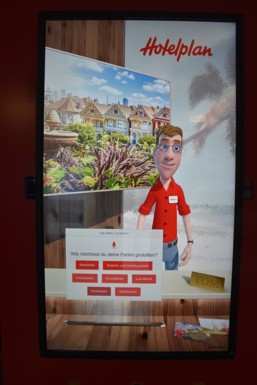 Der virtuelle Reiseberater "Tom" ist seit kurzem in einer Hotelplan-Filiale im Einsatz. (Foto: Hotelplan Suisse)