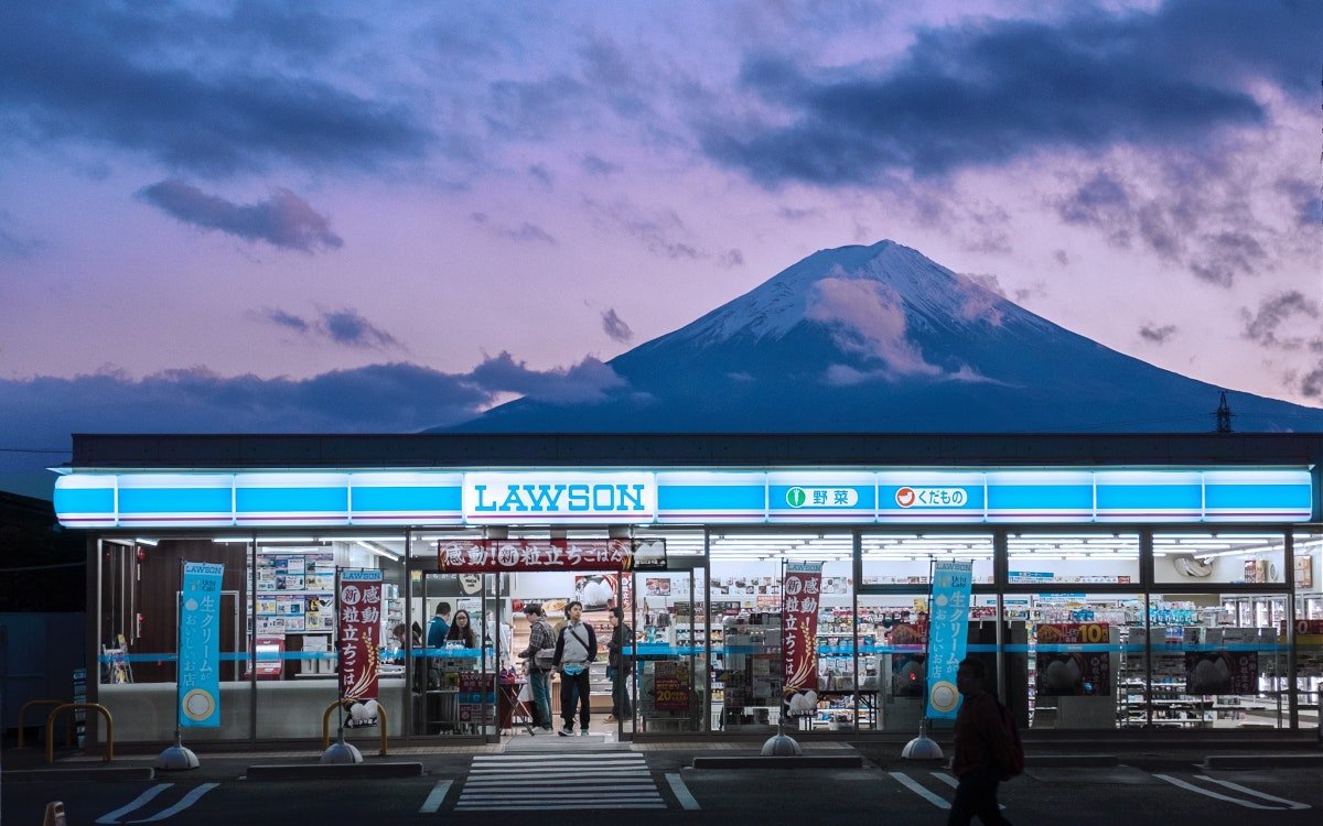 Convenience Store infront of Mt. Fuji (Photo: Matt Liu / Unsplash)