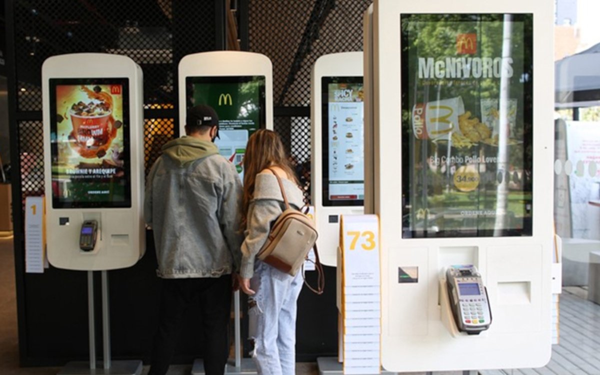 Die neueröffnete McDonalds-Filiale in Bogotá ist mit digitalen Selfservice-Kiosken ausgestattet. (Foto: McDonald's)