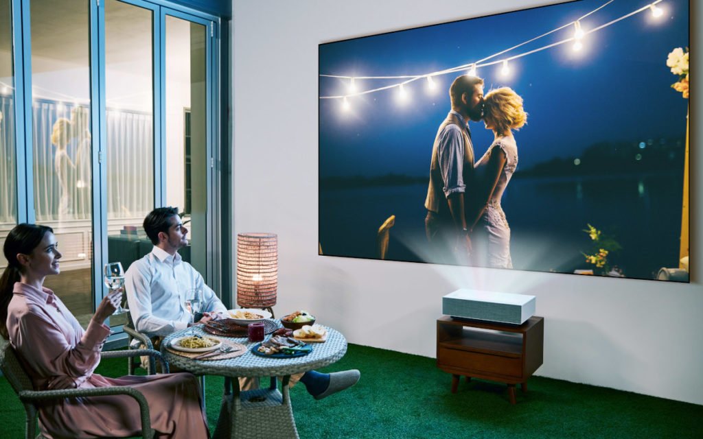 Die neuen Cinebeam-Projektoren lassen sich in der Wohnung und auf der Terrasse einsetzen. (Foto: LG Electronics)