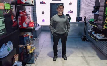 Carlos Silva Santin präsentiert den Sneaker-Store IOT Gallery. (Foto: invidis)