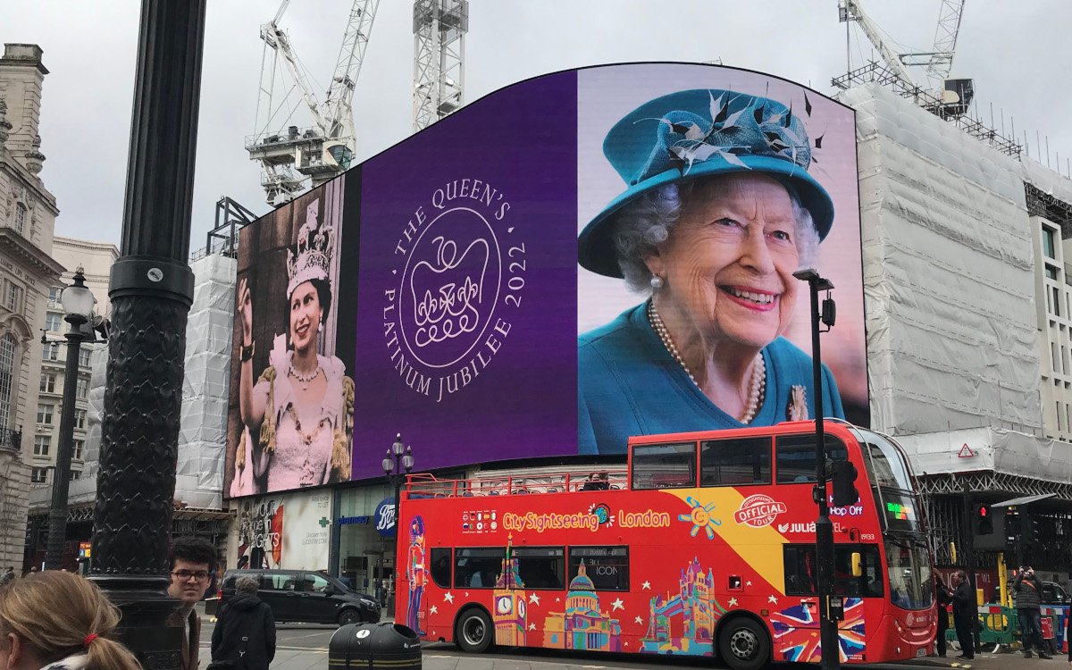 Unter anderem ehrten die Piccadilly Lights die Queen. (Foto: Ocean Outdoor)