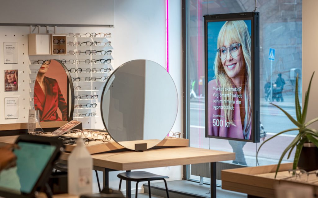 Digital Signage-Displays in einer Smarteyes-Filiale (Foto: VisualArt)