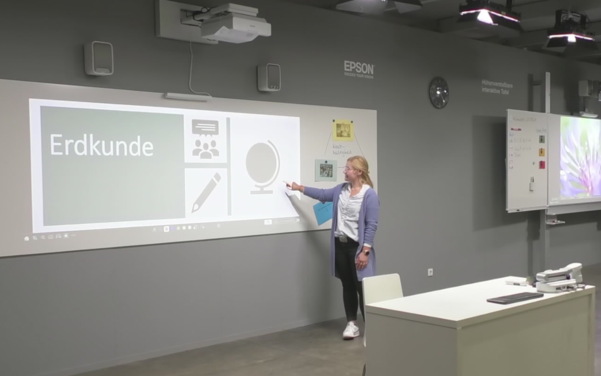 Digitale Tafel, interaktive Projektoren: Auf Youtube und in Live-Sessions bietet Epson Schulungen für Lehrkräfte an.