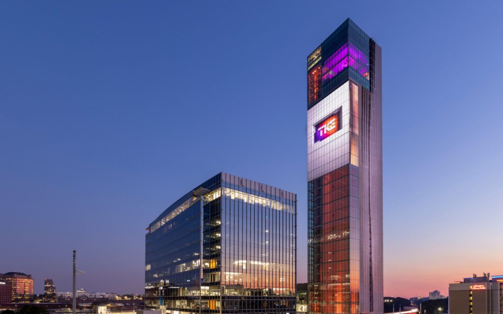 Der Tower mit dem LED-Mesh findet sich am TKE-HQ in Atlanta. (Foto: TKE)