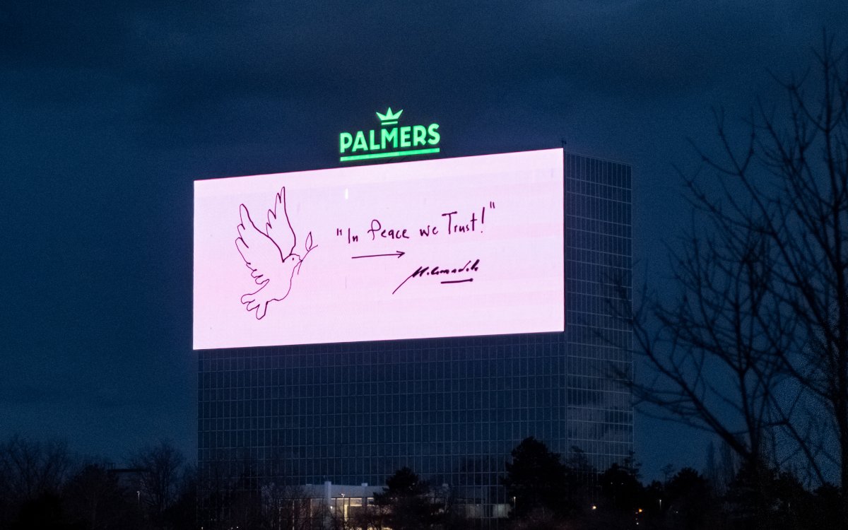 Die Friedenstaube von Martin Gandits auf dem Palmers-Screen ruft zum Frieden in Europa auf. (Foto: Marc Hiedl)