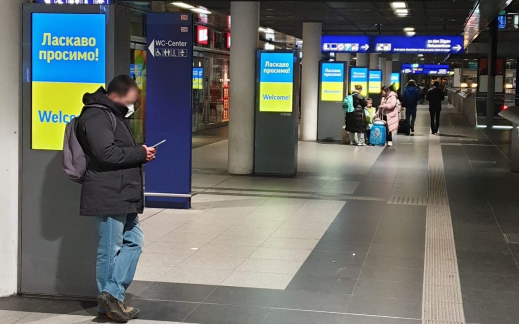 Berlin Hauptbahnhof - Ströer unterstützt durch digitale Infos in Landessprache (Foto: Ströer)