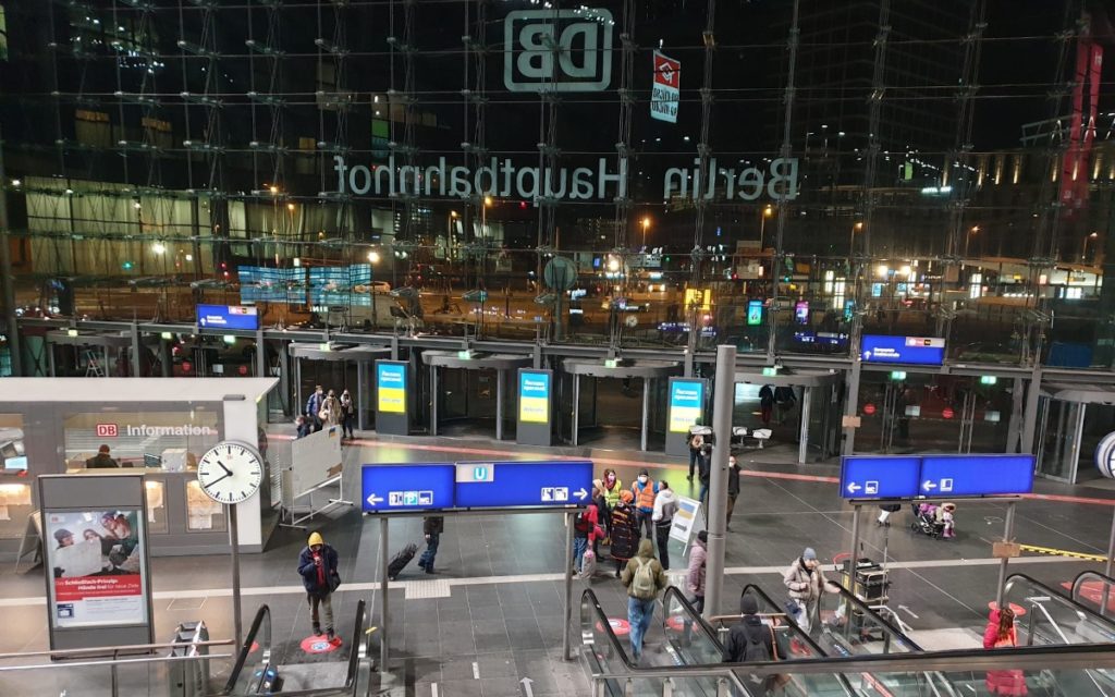 Berlin Hauptbahnhof - Ströer unterstützt durch digitale Infos in Landessprache (Foto: Ströer)