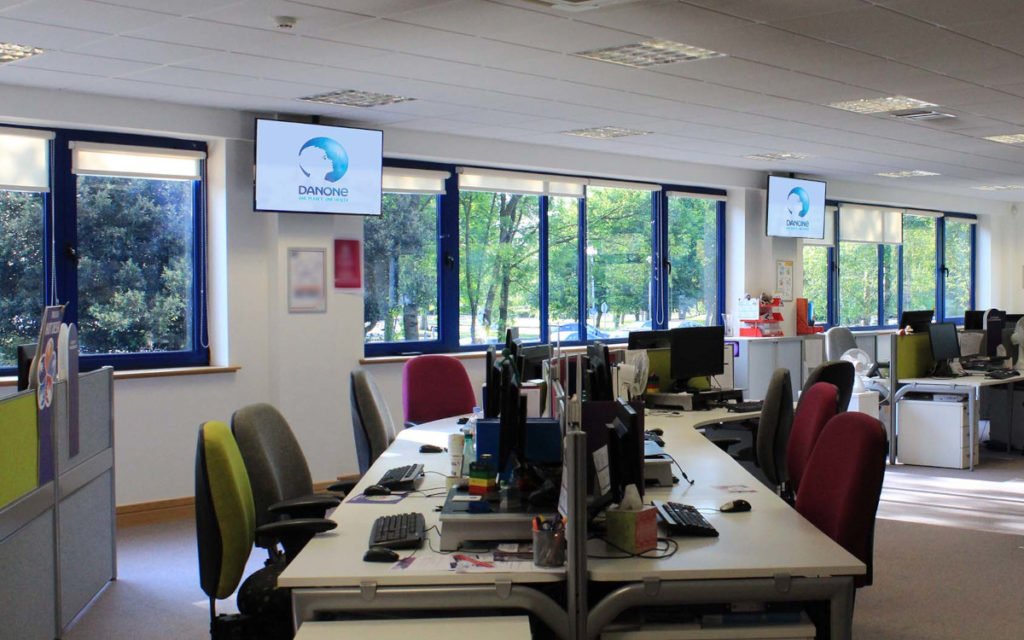 Danone-Mitarbeiterkommunikation in Büros (Foto: Embed Signage)
