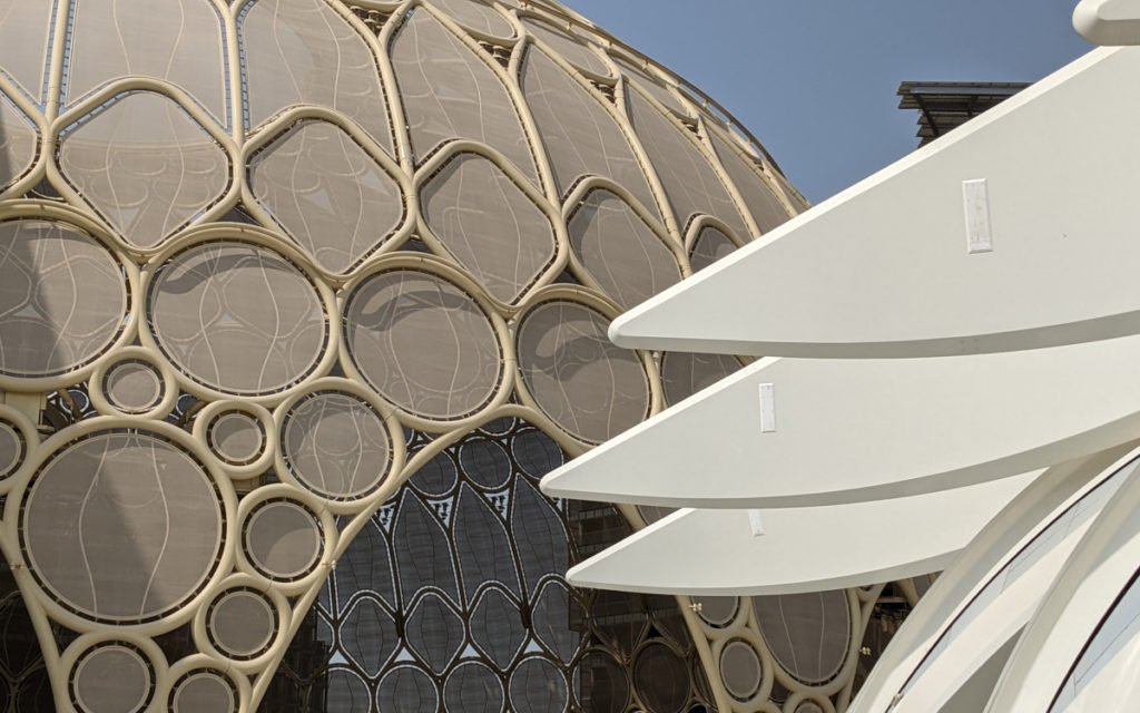 Die Dachkonstruktion des UAE-Pavillons ist Falkenflügeln nachempfunden - daneben die Kuppel der Al Wasl Plaza. (Foto: invidis)