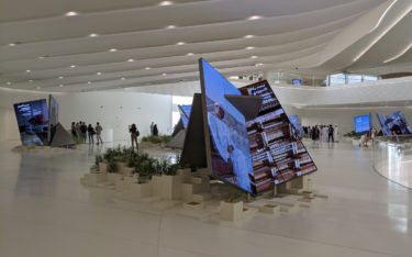 Die LCD-Konstruktionen im Ausgangsbereich des UAE-Pavillons erinnern an aufgeklappte Bücher. (Foto: invidis)