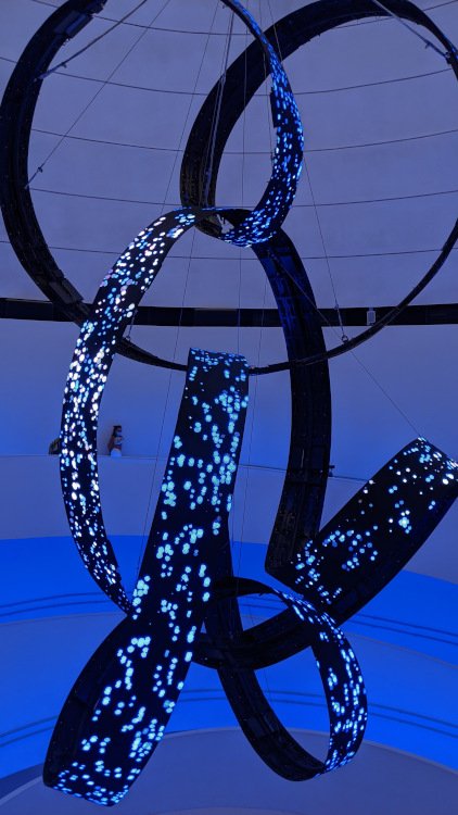 Die LED-Skulptur Dynamo im spanischen Pavillon (Foto: invidis)