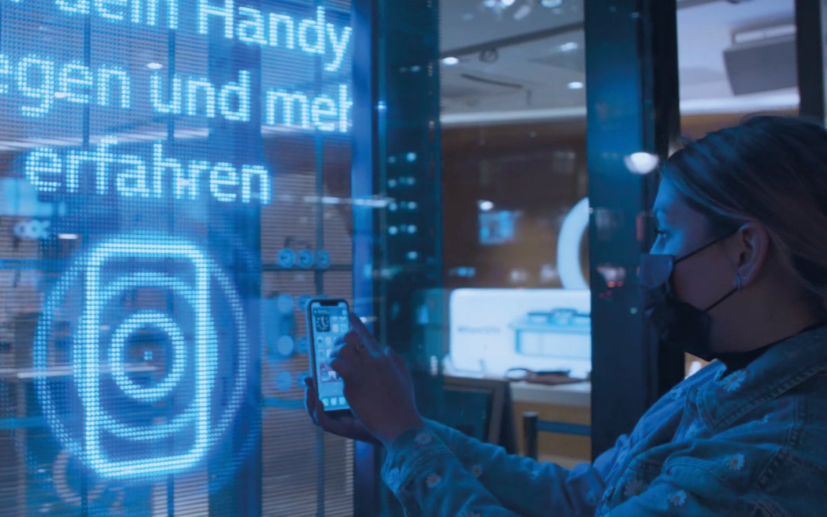 Dank RFID können die Smartphones von Passanten mit der LED-Wall am O2-Store interagieren. (Foto: Telefónica Germany GmbH & Co. OHG)