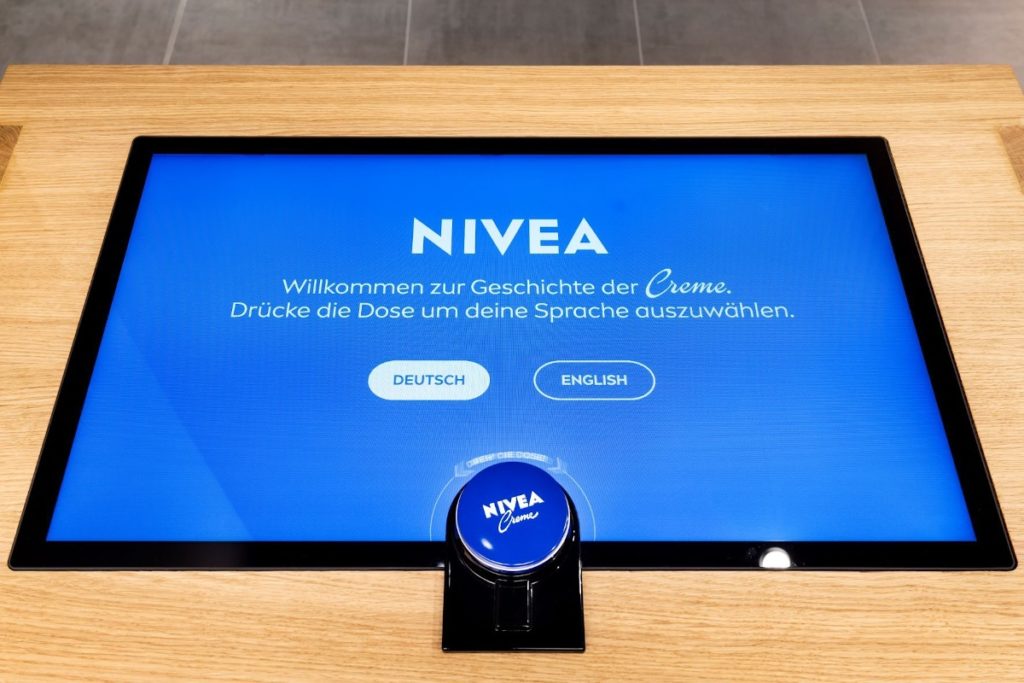 Digital Signage im Nivea-Haus Hamburg (Foto: Oberhaizinger/Nest Once)