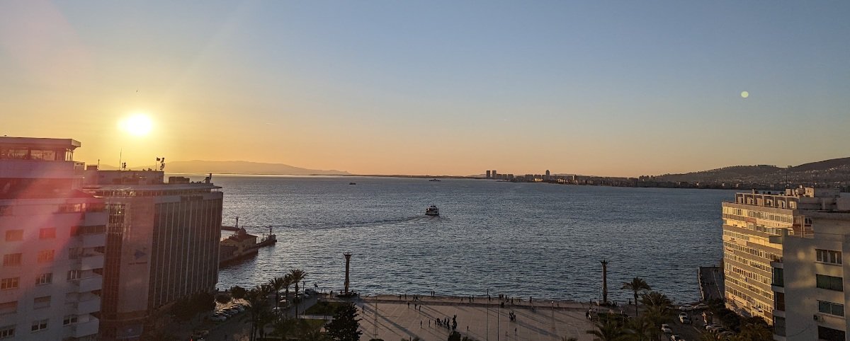 Lichtblicke auch im Kriegsjahr 2022 - Sonnenuntergang über der Bucht von Izmir (Foto: invidis)