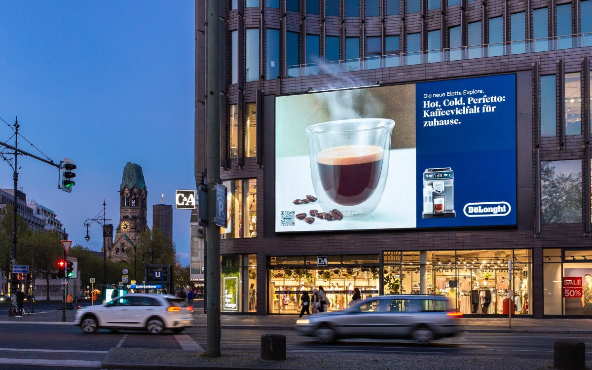 Bei heißem Kaffee steigt hinter der LED-Wand Dampf hervor. (Foto: Hero Placement Berlin)