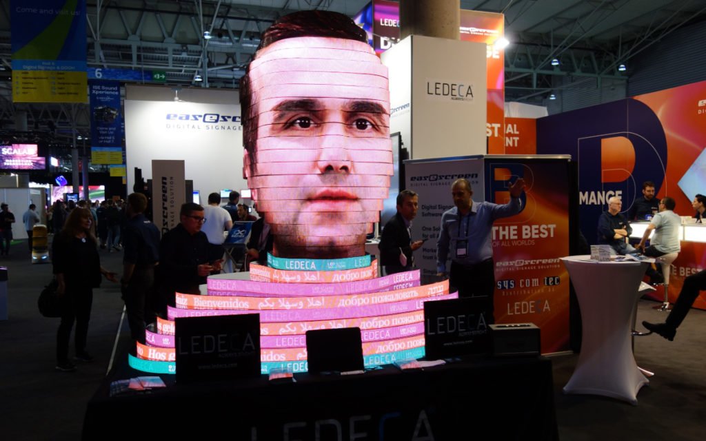 Kunstvolle LED-Skulptur bei Ledeca (Foto: invidis)