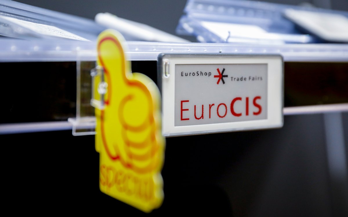 Daumen hoch für neue Retail-Technologien - auf der Eurocis sind sie zu finden. (Foto: Messe Düsseldorf/Constanze Tillmann)