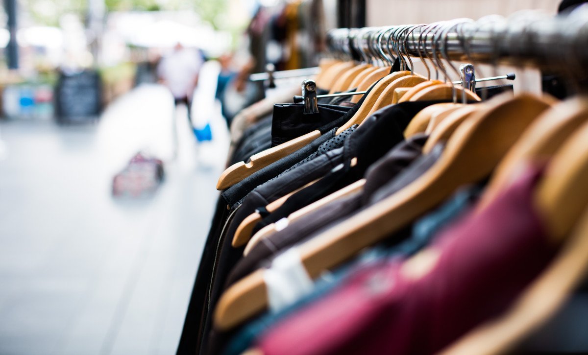 Der deutsche Textileinzelhandel rechnet aufgrund von Lieferverzögerungen mit Umsatzeinbußen. (Symbolbild; Foto: Artificial Photography/unsplash)