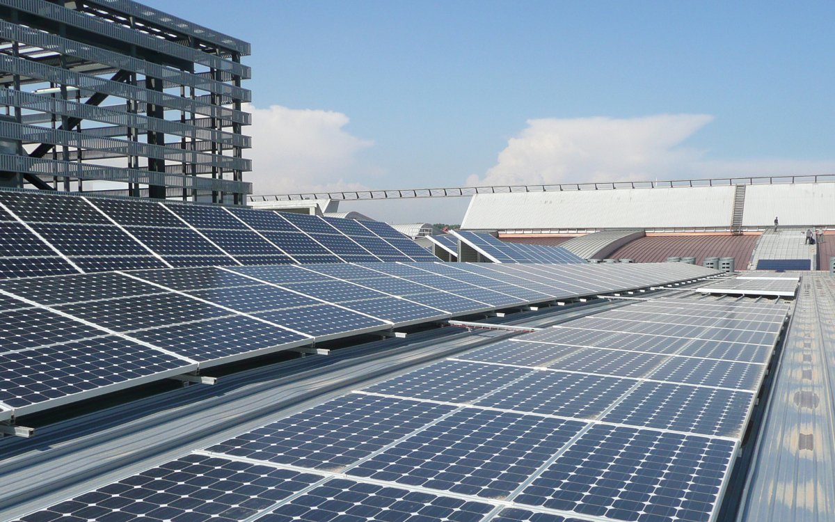 Auf dem Dach der Gran Via Fira Barcelona befindet sich eine riesige Fotovoltaik-Anlage. (Foto: media.firabarcelona.com)