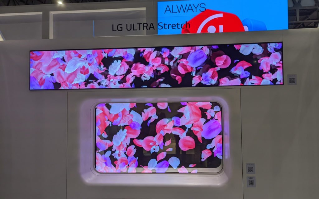 Transparente LG-OLEDs in einem Musterzug auf dem ISE-Stand (Foto: invidis)