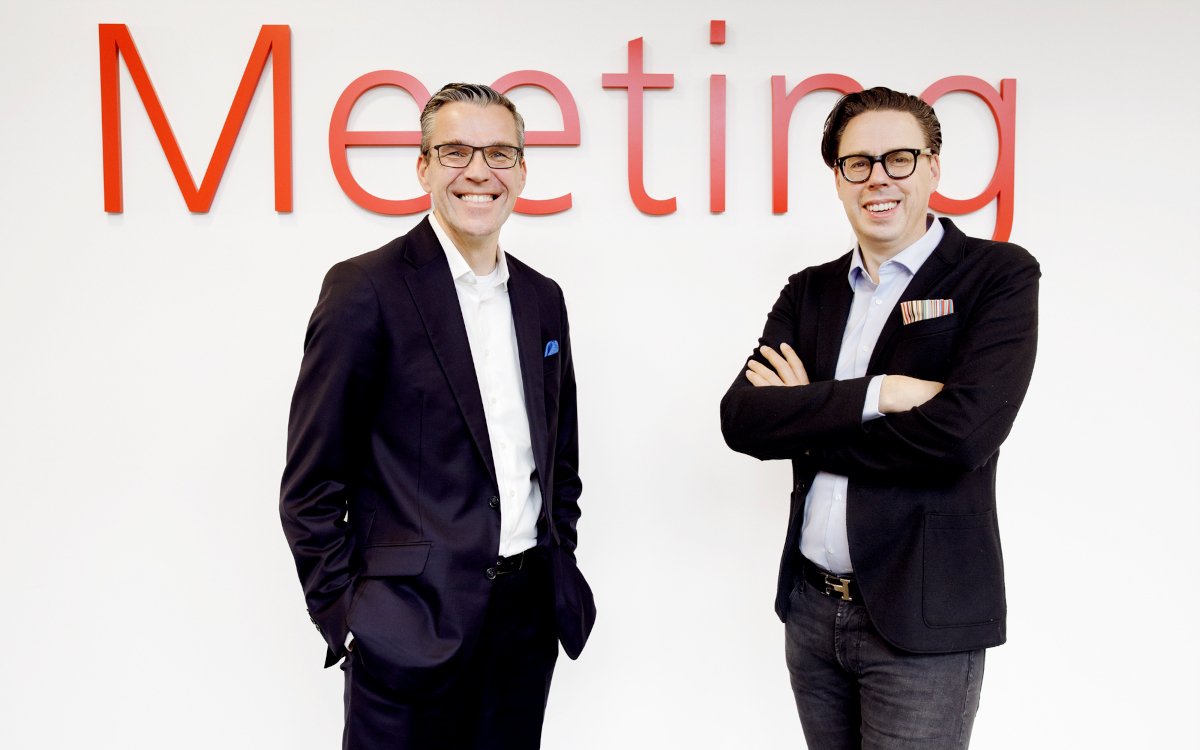 Frank Schach, CEO von Schindler Deutschland (links) und Andreas Heintze, SVP Public Video bei Ströer – die Unternehmen kooperieren nun. (Foto: Schindler)