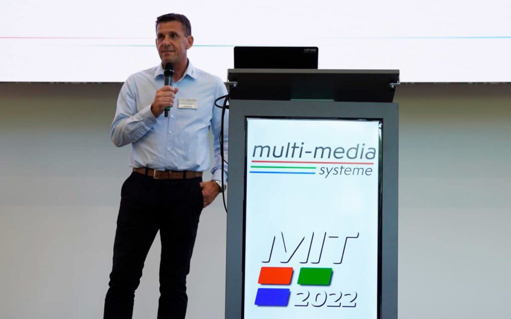 Klaus Peterlik, Vorstandsvorsitzender der multi-media systeme, bei der Eröffnungsrede (Foto: multi-media systeme)