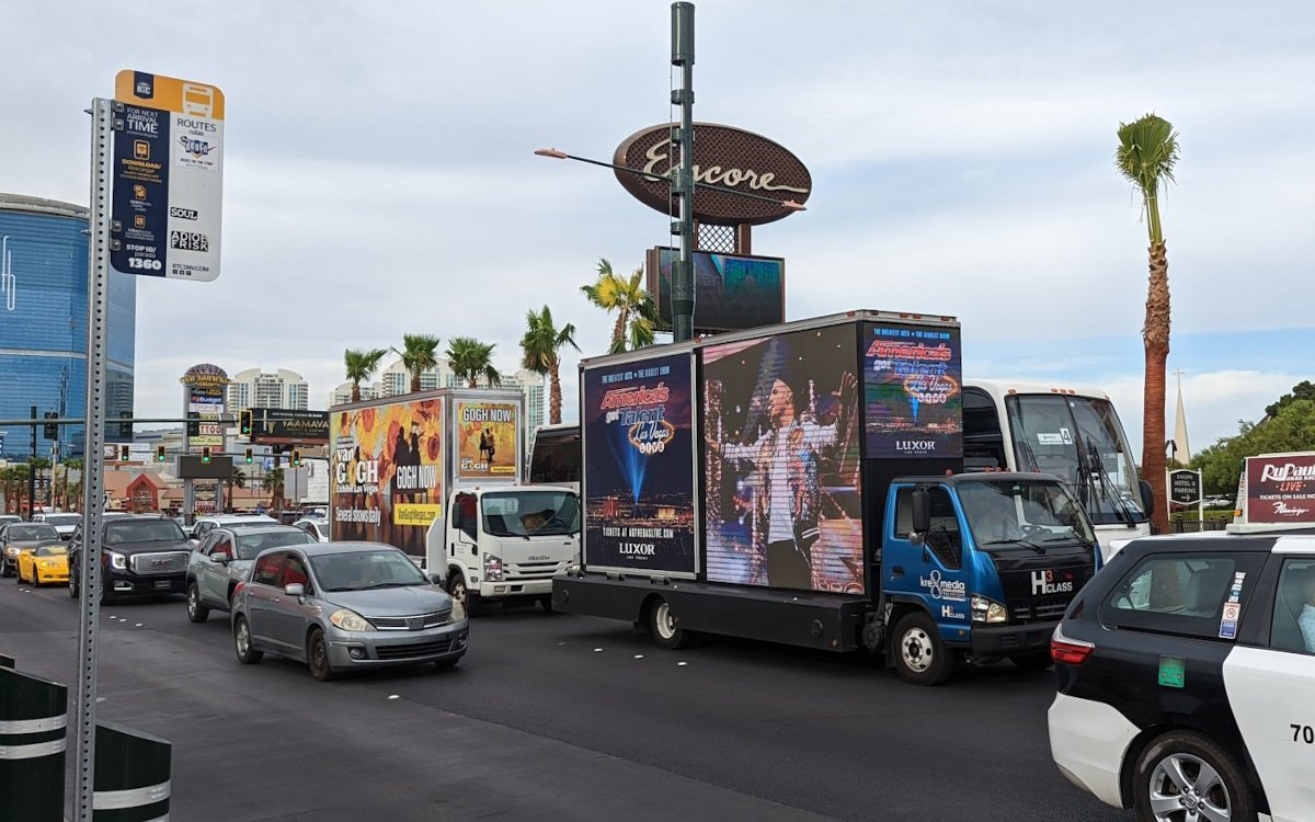DooH-Trucks auf dem Strip (Foto: invidis)