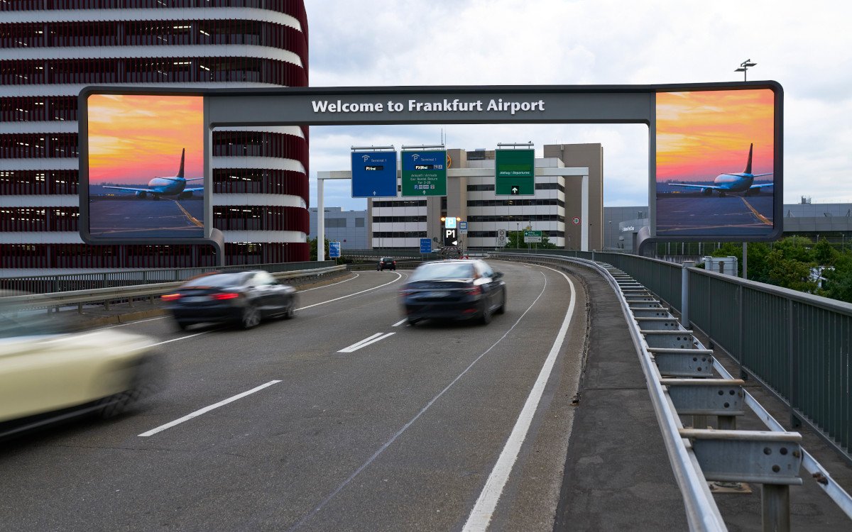 Das neue LED-Portal am Frankfurter Flughafen heißt Gäste am Terminal 1 willkommen. (Foto: Media Frankfurt)