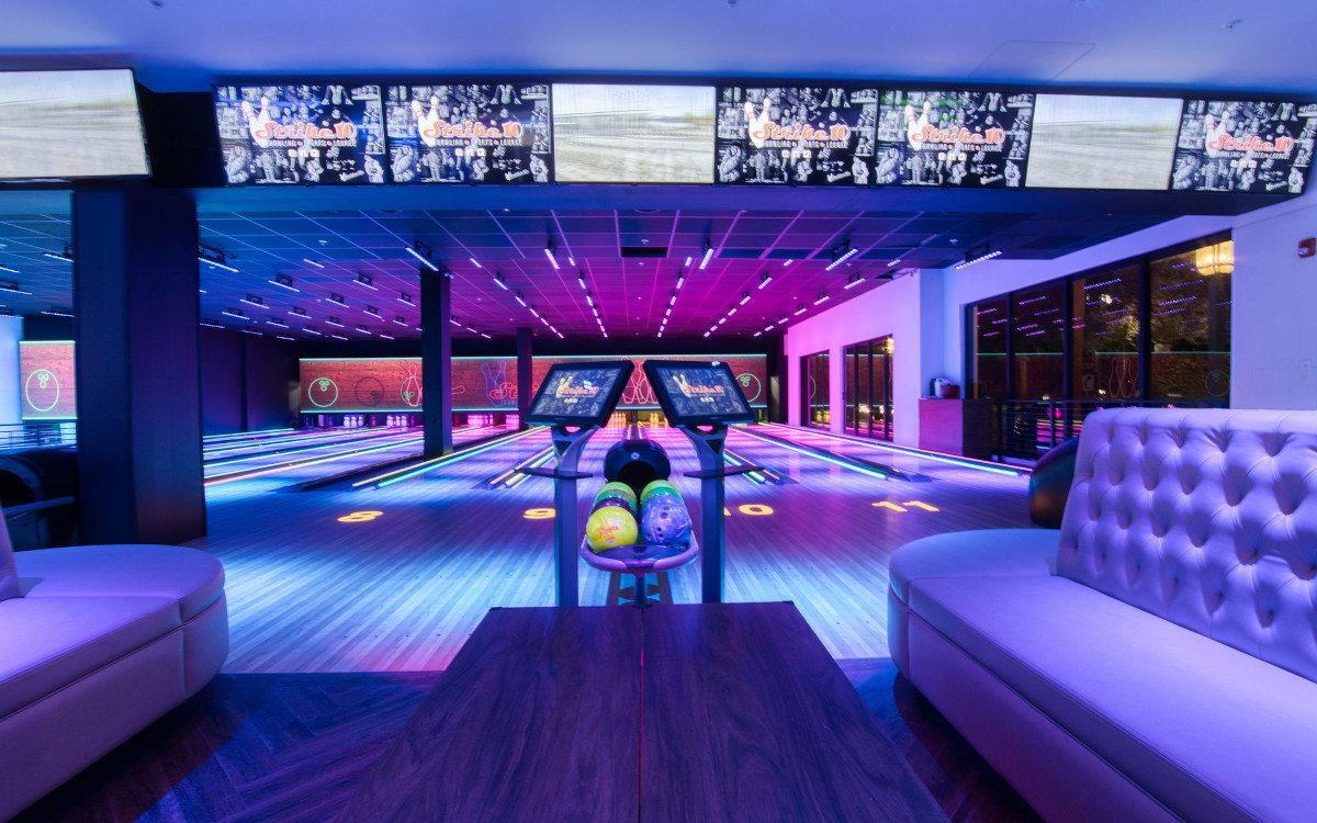 Mit DJ-Pult und LED in allen Formen wird die Bowlingbahn zum Nachtclub. (Foto: Snap One)