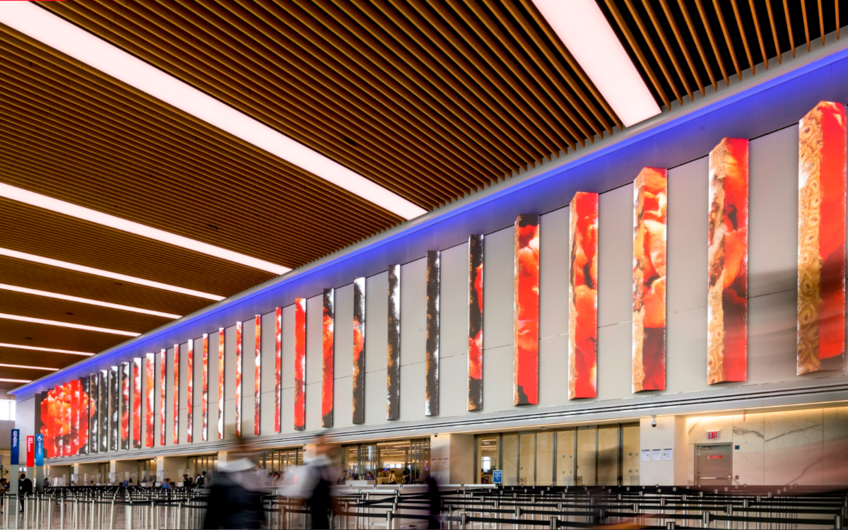 LED-Monolithen begrüßen Reisende am Terminal C. (Foto: StandardVision)