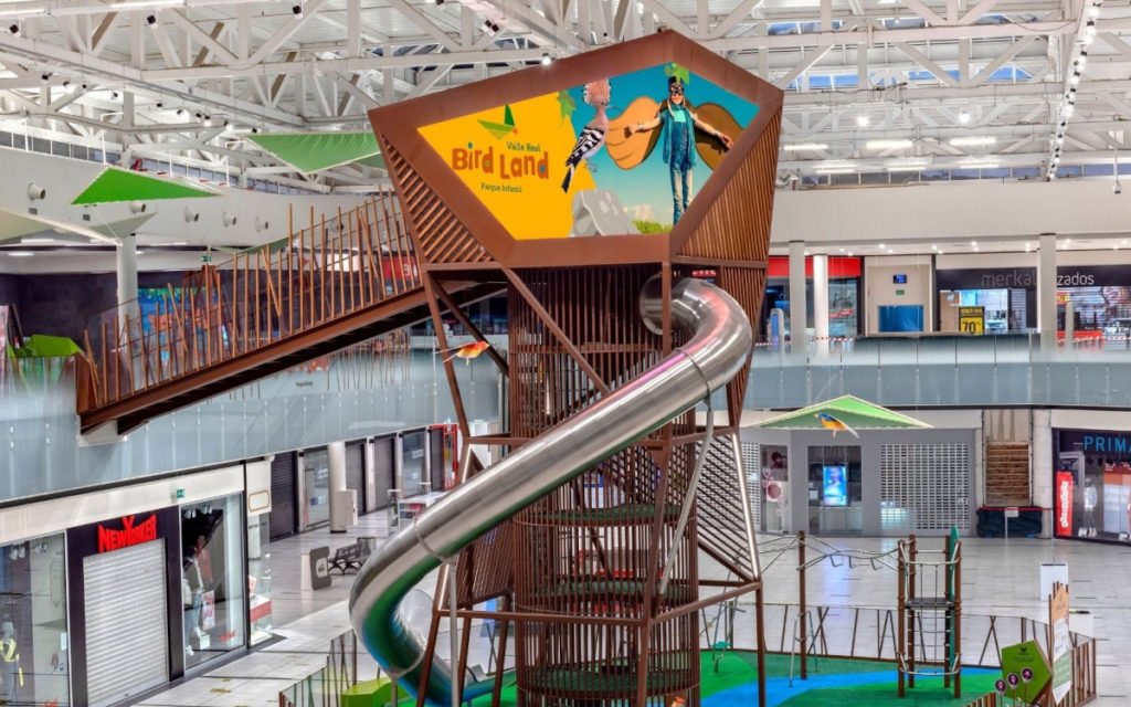 Ein LED-Screen schmückt den Spielturm im Einkaufszentrum Valle Real. (Foto: LEDDREAM)