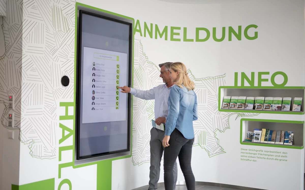 Das Empfangsdisplay im Rathaus Herrenberg läuft auf der Digital Signage-Software von Smartperform. (Foto: smartPerform)