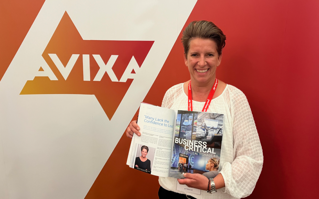 Michaela Hirsch vom Avixa Women's Council präsentiert am Stand ihr Interview im invidis Jahrbuch. (Foto: AVIXA)