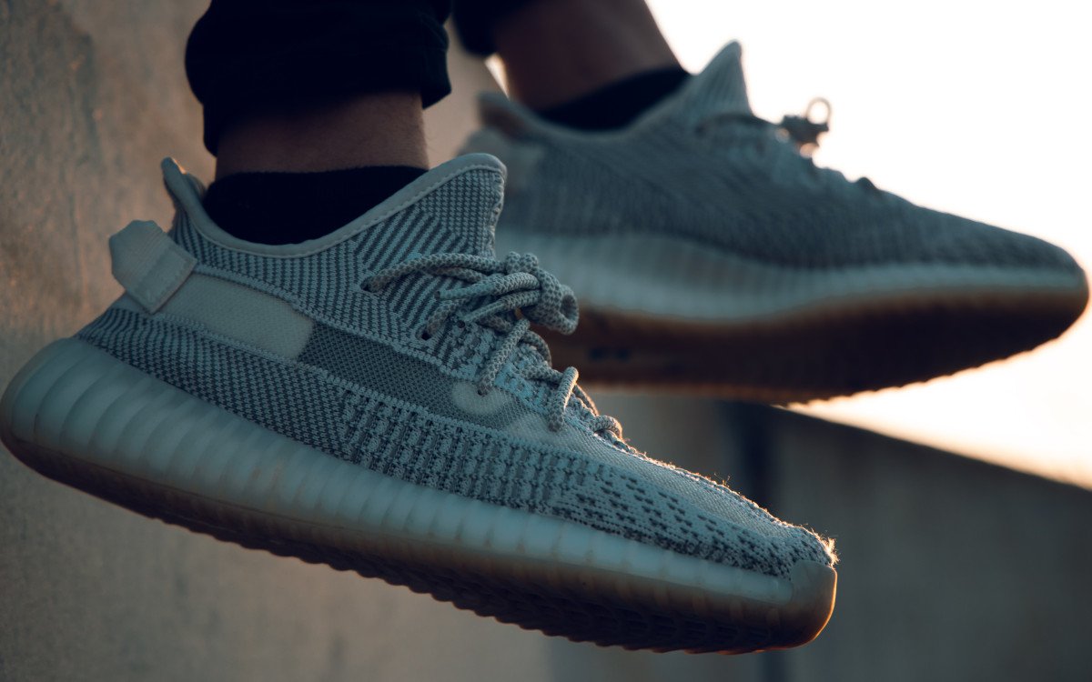 Auf der Website Yeezy Supply bietet Kanye seine eigenen Designs an - unter anderem die Sneaker-Linie Yeezy Boost in Kollaboration mit Adidas. (Foto: Damian Kamp/ Unsplash)