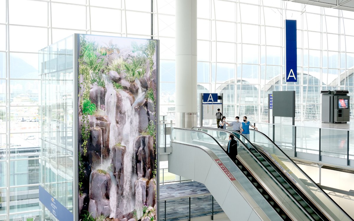 Ein riesengroßer digitaler Wasserfall begrüßt die Gäste von Terminal 1 in Hongkong. (Foto: Moment Factory/Hong Kong International Airport)