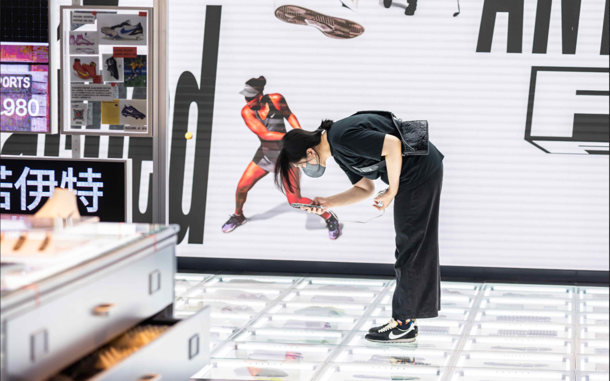 Immersiver Ausstellungsraum im Nike House of Innovation SHA/001 in Shanghai (Foto: visualist.com/ Screenshot)