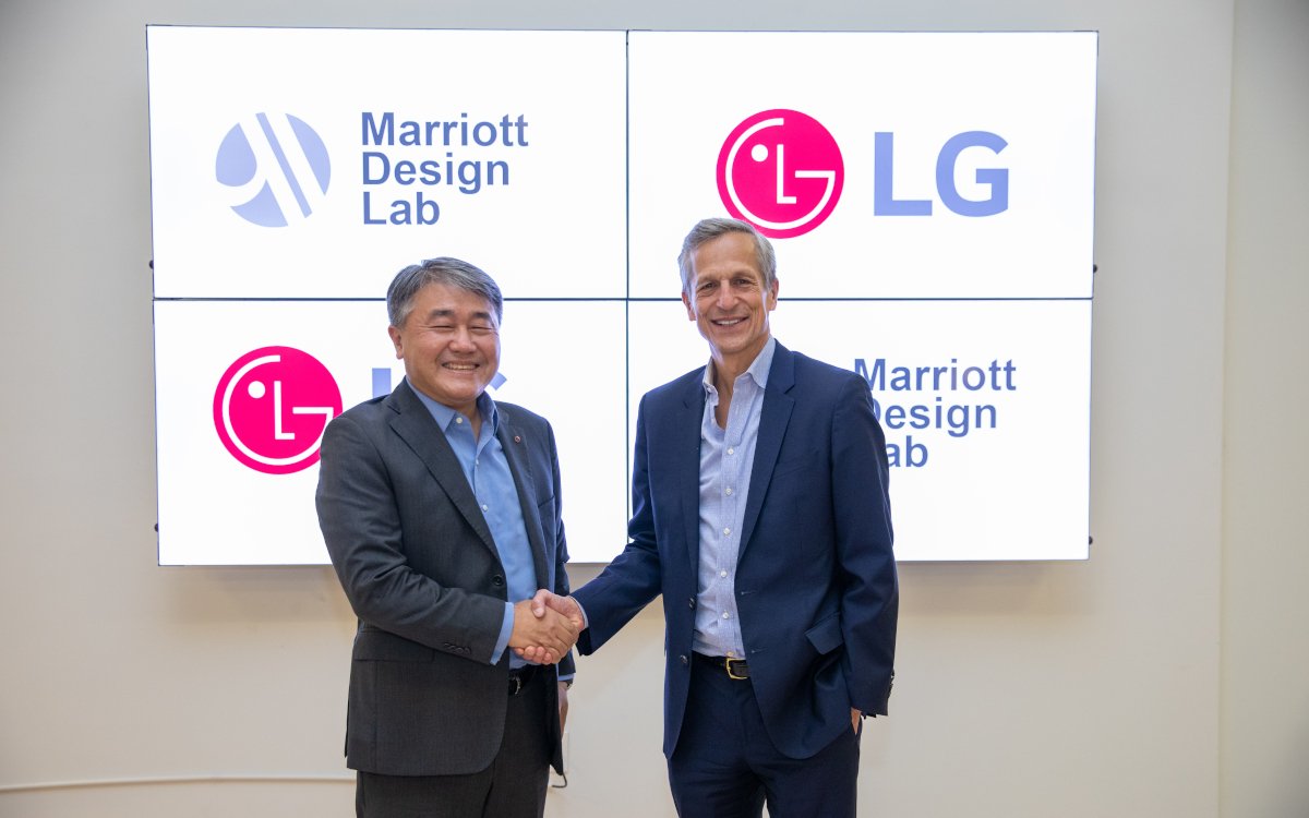 Von links: Thomas Yoon von LG und Ron Harrison von Marriott besiegeln die Partnerschaft. (Foto: LG Electronics)