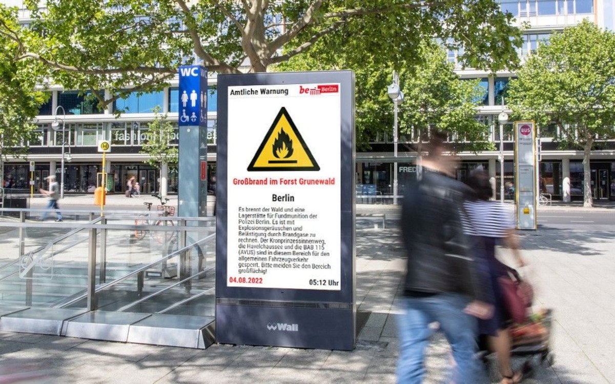 DooH-Displays warnen Berliner vor dem Brand im Forst Grunewald. (Foto: Wall GmbH)